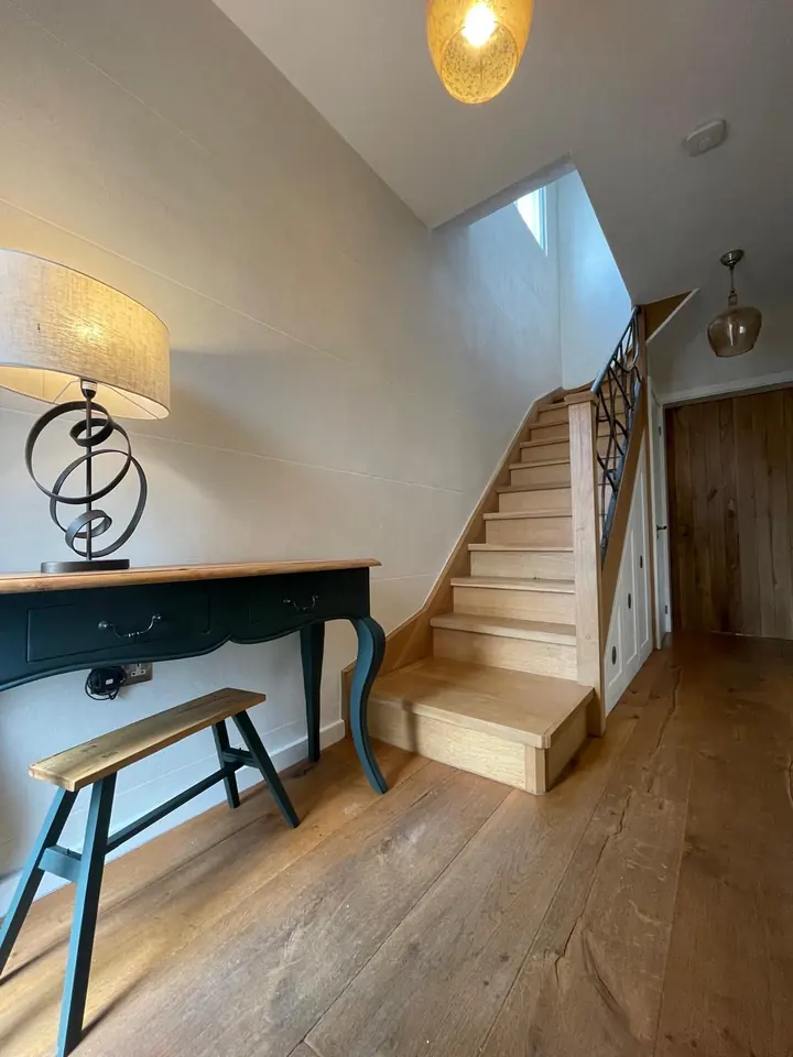 Warm polished plaster entrance hall in Islington with soft reflective movement